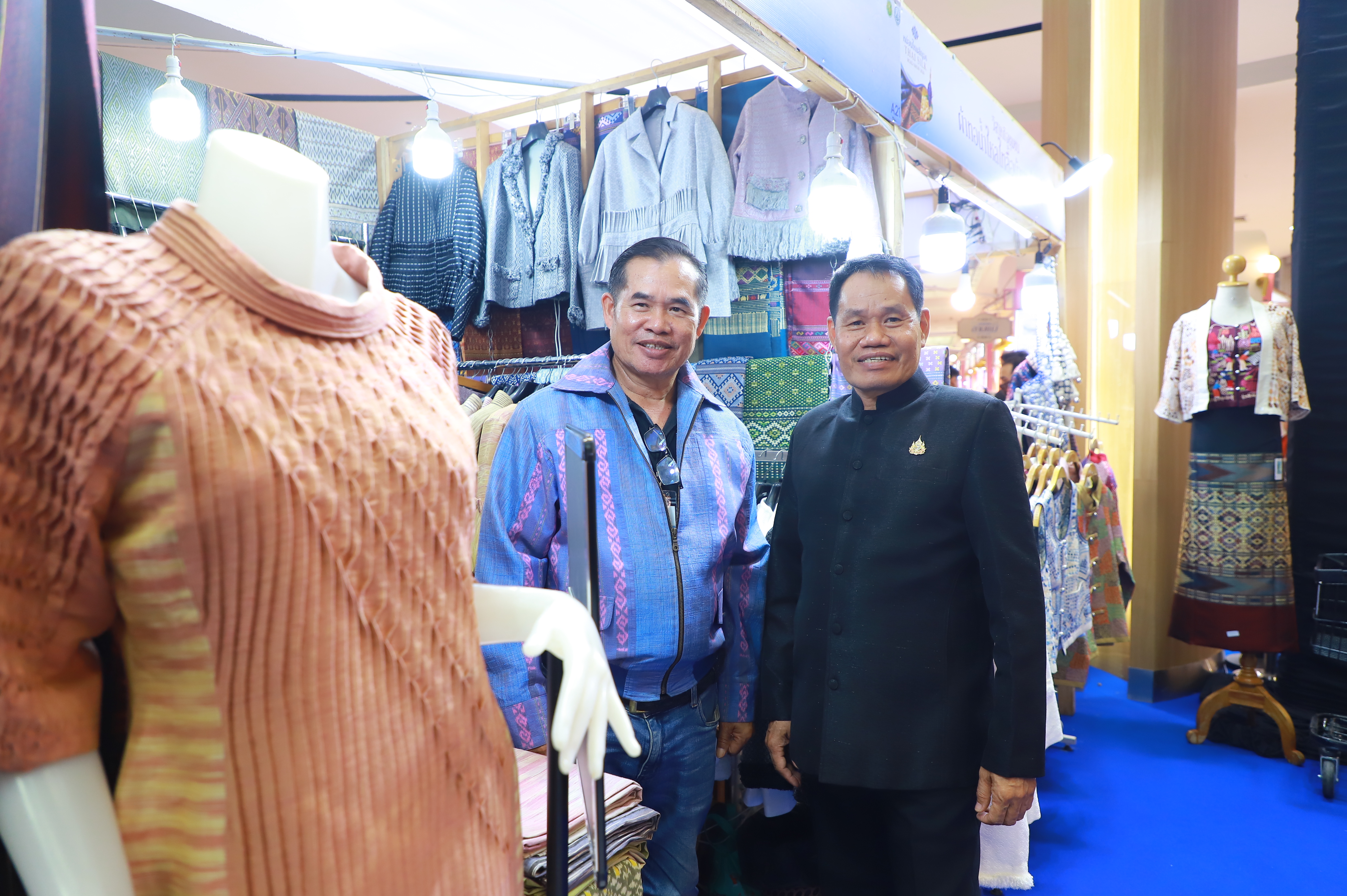 title - ส.ป.ก. ร่วมพิธีเปิดงานหม่อนไหมสัญจร ณ กรุงเทพมหานครและจังหวัดนนทบุรี ครั้งที่ 1 ชูนโยบาย ตลาดนำการผลิต เพิ่มช่องทางจำหน่าย สร้างรายได้เกษตรกร